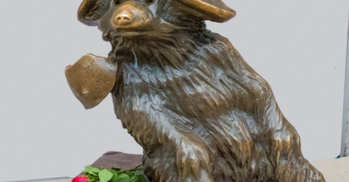 Paddington Bear bronze statue at Paddington Station, London — a must-see stop for families visiting London with kids